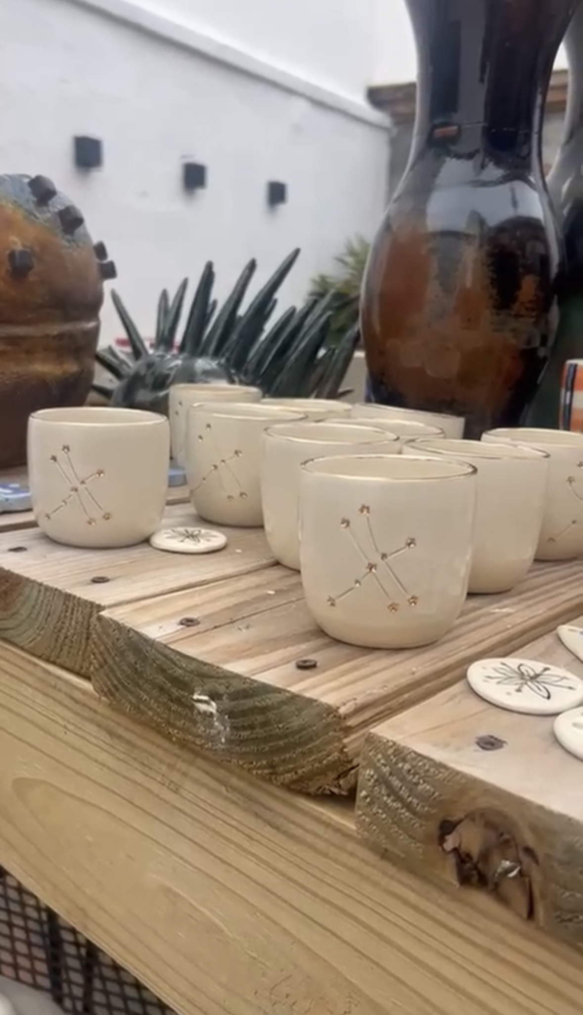 Ceramiche Antarius Ulakasha su tavolo in legno